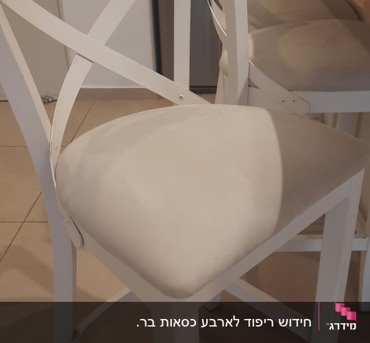 כיסא עם ריפוד בהיר ליד שולחן עץ